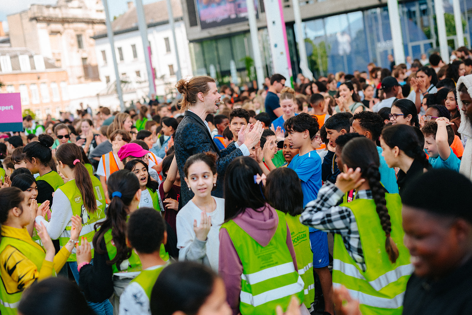 Sing the City — kinderen zingen samen op het plein