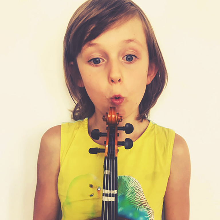 Jonge violist tijdens de vioolles