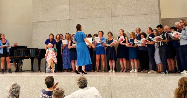 Het Buurtkoor Unik op het podium