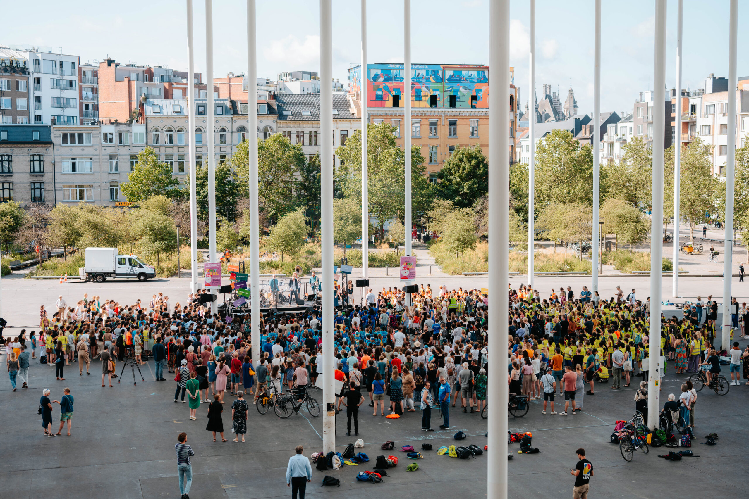 Een plein vol zingende kinderen tijdens Sing the City