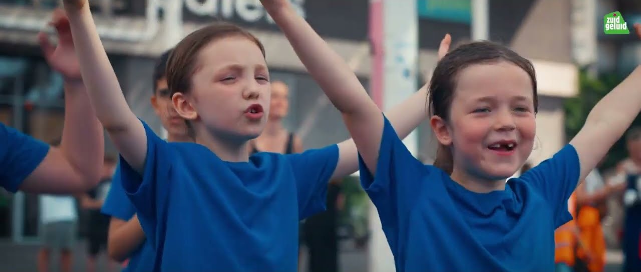 Sing The City 2026: kinderen zingen samen op straat. Still uit de aftermovie.